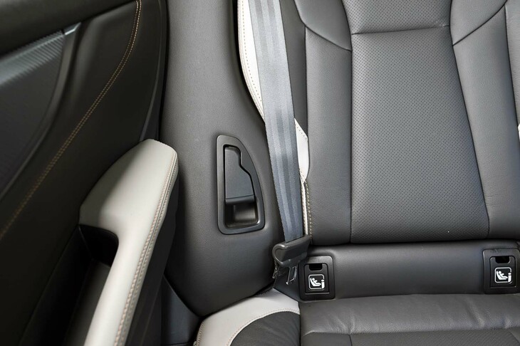 スバル・レヴォーグ レイバック リミテッドEX（後席用リクライニングレバー）