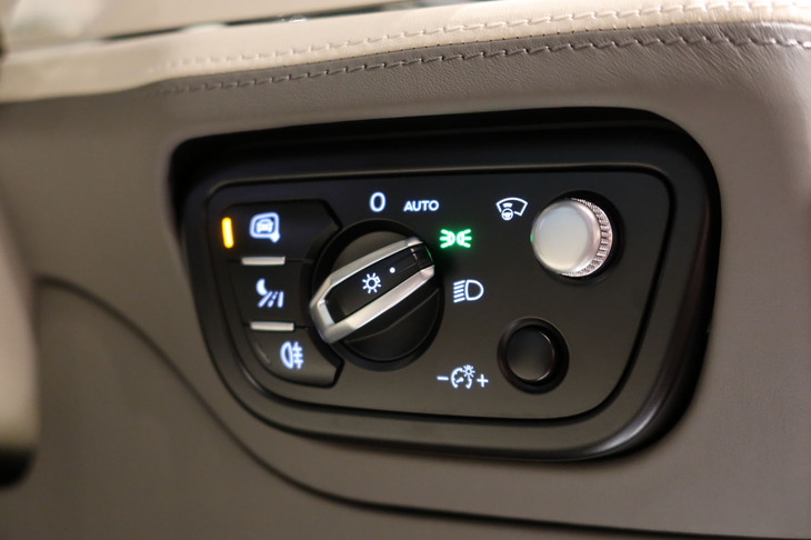 ベントレー・ベンテイガEWBアズール ファーストエディション（ライトスイッチ）