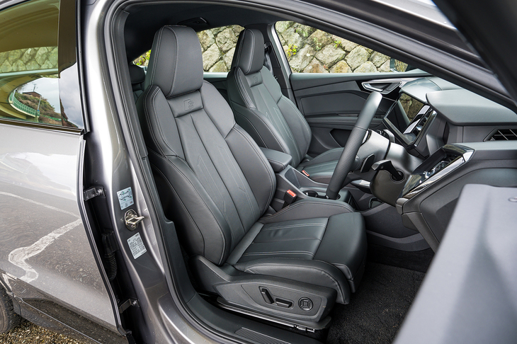 シートは合皮とクロスの組み合わせが標準で、この試乗車は合皮と本革のコンビ表皮をオプションでチョイス。質感はさらりとしている。