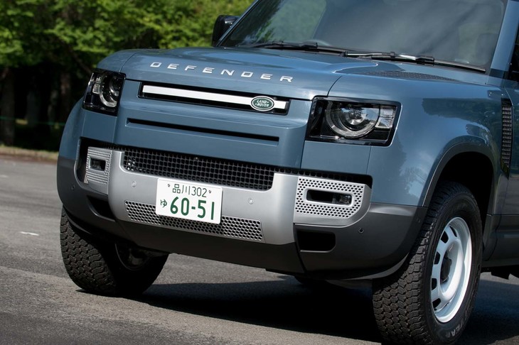 フロントマスクやリアエンドのデザインは「90」も「110」も変わらない。