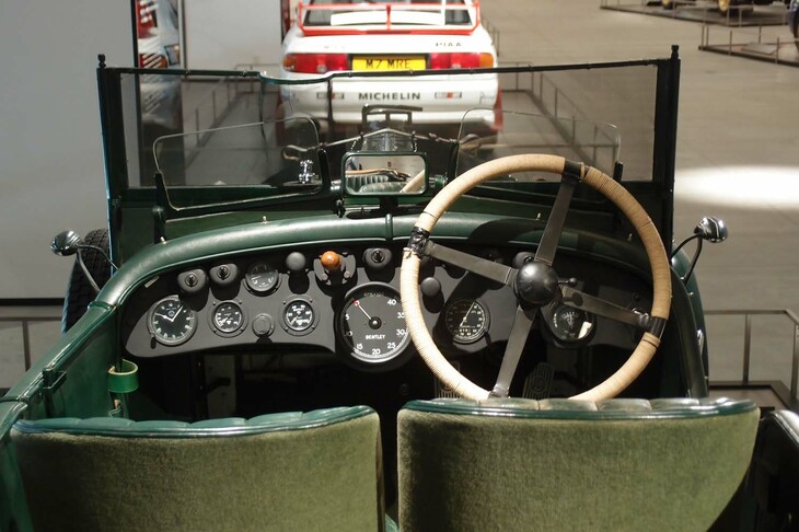 「ベントレー4 1/2」（1930年）のコックピット。前方に見えるのは、年の差65年の「三菱ランサー エボリューションIII」のリアビュー。