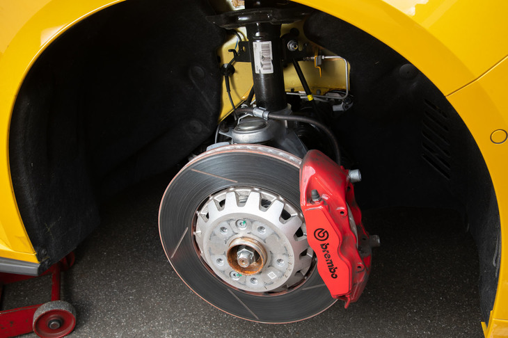 フロントブレーキには、「カップ」のそれとは異なり、スリット入りのディスクが採用されている。