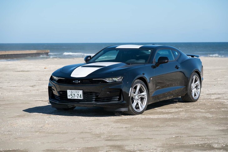 千葉県・九十九里の砂浜にて。いや応なくグローバル化が進む今日において、これほど異国情緒を感じさせるクルマはそうはないだろう。