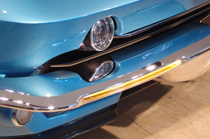 フロントのウインカーは、バンパーの先端に埋め込まれている。