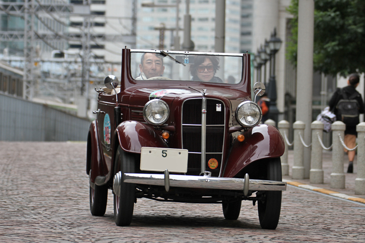 単なる「5」で始まる、さらに古い東京ナンバーを付けた1937年「ダットサン16型ロードスター」は、前出の「ハンバー・セプター」と同じオーナーが所有するクルマ。今回は2台ともオーナーの子女がドライブした。