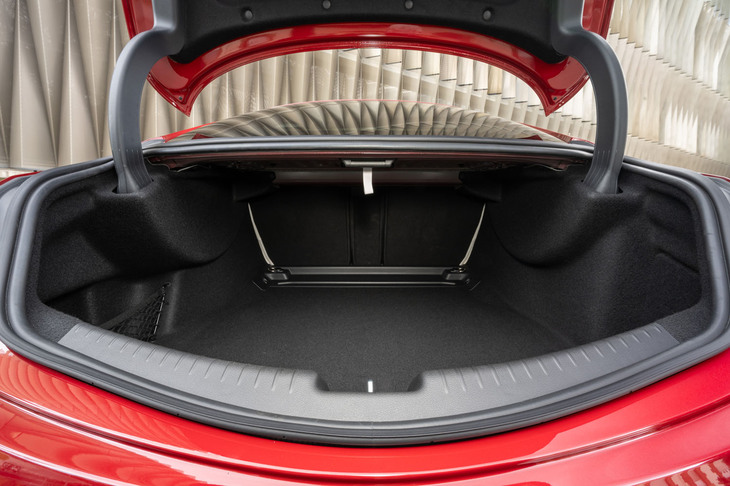 トランクルームの容量は「Cクラス クーペ」よりも60リッター大きい420リッター。