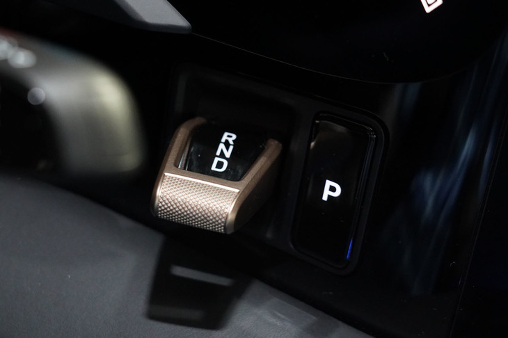 ポルシェ・タイカン ターボ（シフトセレクター）