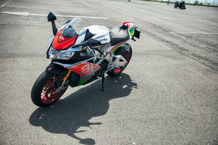 「アプリリアRSV4 RF」