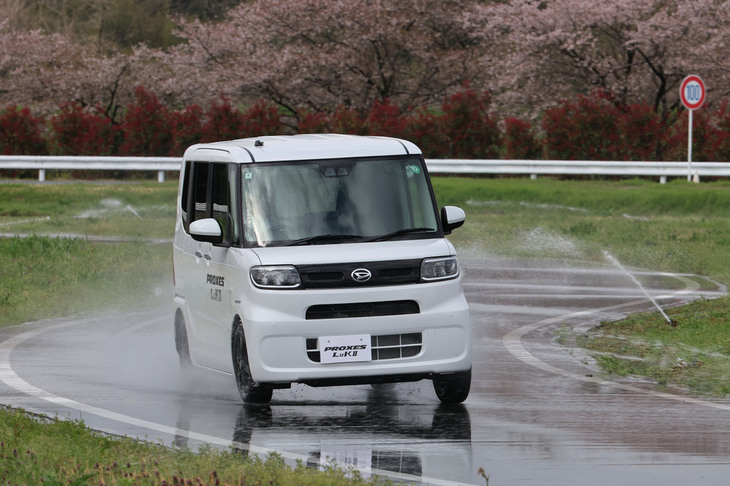 ワインディングロードを模した、ウエット路面のテストコースを走行する「ダイハツ・タント」。タイヤ本来のグリップ力が高く、ぬれた路面での車両コントロールがしやすいと感じた。