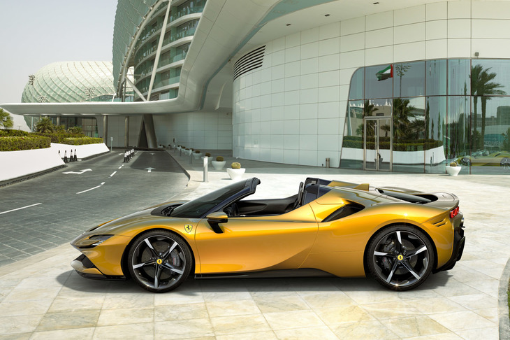 オープン／クローズの動作がそれぞれ14秒で完了するリトラクタブルハードトップを搭載。