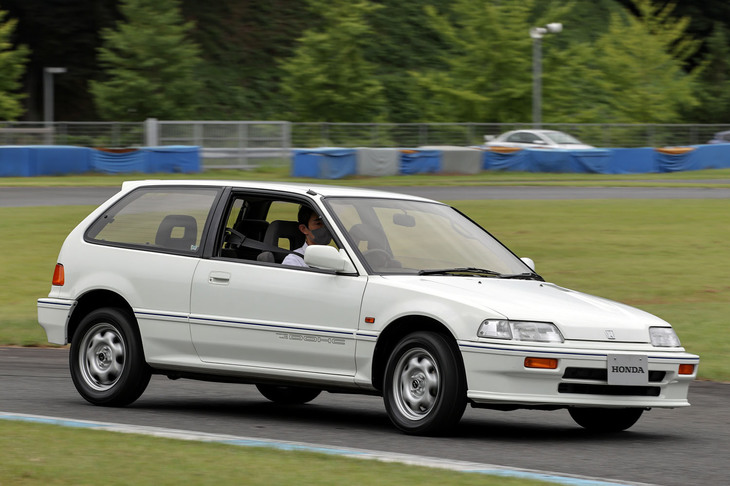 筆者が試乗した4代目「シビック」。DOHCエンジンを搭載した高性能グレード「SiR」の初期型だ。