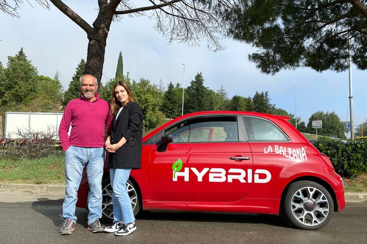 撮影していると、同教習所のマイクロハイブリッド版「フィアット500」が偶然やってきた。一緒にいるのは、四輪・二輪のインストラクターであるガエターノ氏と教習生さん。