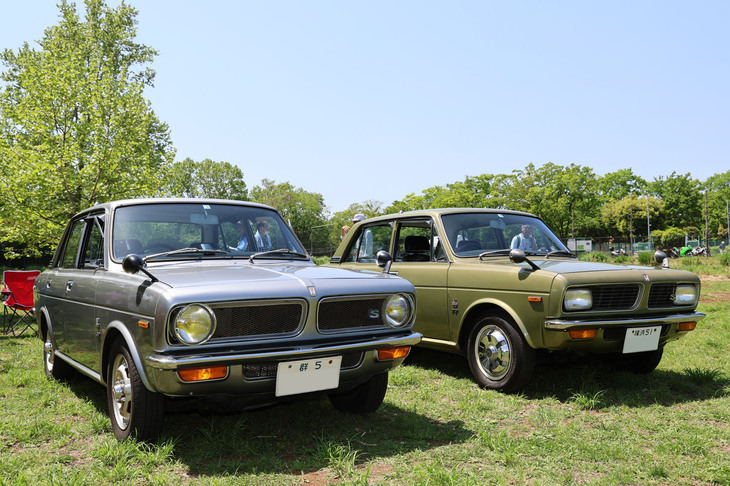 1969年に登場したホンダ初の量産小型セダン「ホンダ1300」。左は4キャブレター仕様のエンジンを搭載した高性能版の「99S」、右はシングルキャブ仕様のエンジンを積んだ標準版のスポーティーグレードの「77S」。いずれも新車以来のナンバー付きの未再生車である。