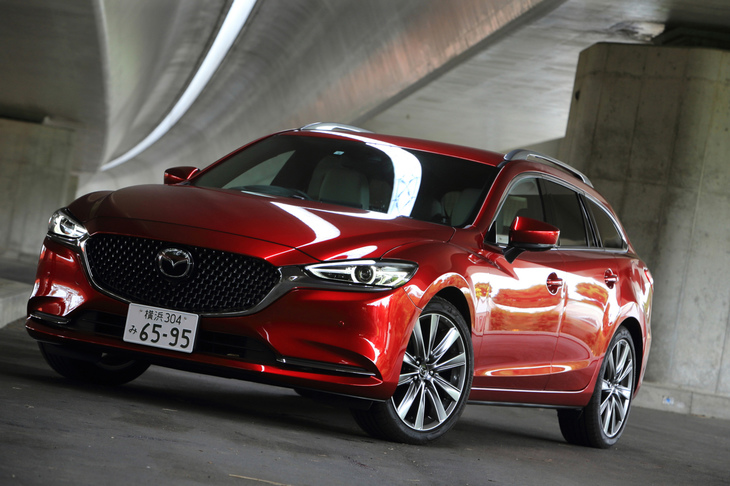 「アテンザワゴン」のホイールベースは2750mm。セダンの2830mmに対してこちらは80mm短い設定。ルーフレール、リアルーフスポイラーを標準装備する。