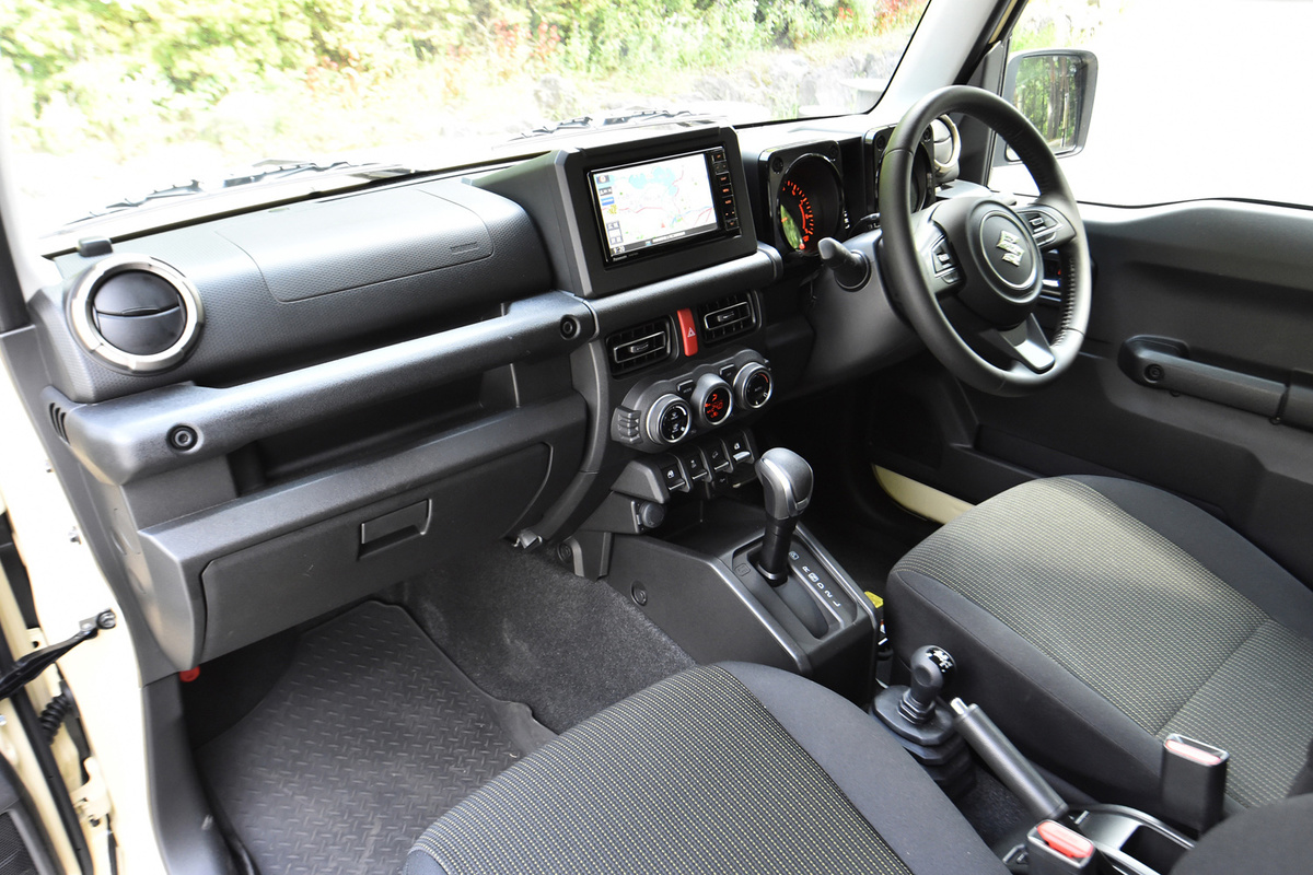 4*m様 スズキ ジムニー 運転しています。 新型スズキ ジムニー 4x4 発表 - これまでで最も楽しい 4x4 の運転に