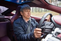 試乗中の筆者。この写真から、グラスエリアの広さや、キャビンから荷室へのアクセスのよさがお分かりいただけるだろうか。