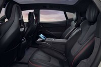 4座仕様の場合は、後席の中央部がセンターコンソールとなる。角度調整が可能なインフォテインメント用タッチスクリーンやワイヤレス充電トレーが備わる。（写真は海外仕様車）