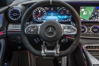 ステアリングホイールに、エンジン特性やサスペンションの減衰力を変更できるダイヤル式の走行モードスイッチを装備。走行中でも簡単にモード変更を行える。