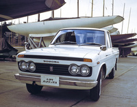 1968年デビューの初代「トヨタ・ハイラックス」。提携していた日野のボンネットトラック「ブリスカ」の後継モデルとして開発され、1.5リッター直4 OHVエンジンを積む。