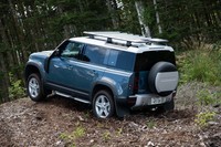 オフロードモードで木くずと落ち葉が積もった急坂を上る。センタースクリーンを見ていると、こうした間もセンターとリアデフのロックとアンロックを繰り返していることが分かった。