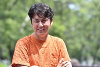 谷口信輝（たにぐち のぶてる）
	レーシングドライバー
	1971年広島生まれ。高校時代からバイクに夢中になり、18歳でミニバイクレース日本一に。その後、ドリフトと出会い、四輪に転身。2001年（30歳）に本格的にレース活動を開始した。D1グランプリでは初開催の2001年にシリーズチャンピオンを獲得し、その後も表彰台の常連として活躍。国内最高峰レースの全日本GT選手権（現SUPER GT）には2002年から参戦しており、2011年、SUPER GT（GT300クラス）のシリーズチャンピオンに輝いた。2014年と2017年にも王座獲得。2019年は4度目の頂点を狙う。またワンメイクレースの86/BRZ Raceにおいては、2014年、2015年、2018年のプロフェッショナルシリーズ王者となっている。