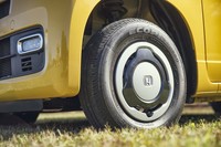 ホイールはスチール製で、2トーンカラーのホイールキャップが備わる。試乗車にはブリヂストンの「エコピアR680」タイヤが装着されていた。