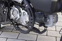 エンジンはロングストローク化と圧縮比の変更により力強い走りを追求しつつ、最新の平成32年（令和2年）排出ガス規制をクリア。基本的には「グロム」と同じエンジンだが、最高出力の発生回転数を下げてパワーを抑えるなど、車両特性に合わせた変更が加えられている。