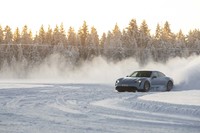 リアアクスルには2段のATが搭載される。1速（レシオは15：1）は「スポーツ」「スポーツ＋」モードやローンチコントロール作動時に使われ、通常時は2速（同8：1）のみで走行する。