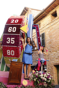 こちらも民放におけるクイズ番組の再現。衣装もレオタードも80年代ムード満点。