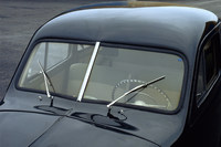 「ボルボPV444」のフロントウィンドウ。衝突時の飛散を防ぐ合わせラミネートガラスが用いられている。