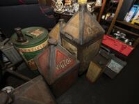 ガソリン携行缶も各種そろう。“鉛筆型”は珍しい。