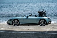 電動ソフトトップはわずか13.5秒で開閉が可能。車速が60km/h以下なら走行中でも操作できる。5層構造のファブリックによるクローズド時の静粛性や、豊富に用意される表皮の仕様も魅力だ。