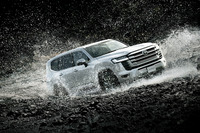 新型「トヨタ・ランドクルーザー」。今からオーダーしても納車には多大な時間を要するという人気ぶりだ。