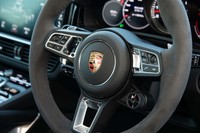 ホーンボタン右下のドライブモードセレクターで「ノーマル」「スポーツ」「スポーツ＋」「インディビジュアル」を切り替えられる。