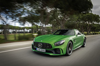 動力性能は0-100km/h加速が3.6秒で、最高速は318km/h。