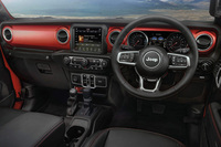 インテリアは「ラングラー」に準拠したデザイン。メーターパネルにはフルカラーのインフォメーションディスプレイが組み込まれる。