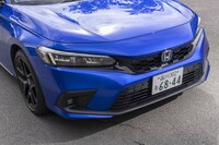 ブルーの「H」エンブレムが「e：HEV」の証し。グロスブラックのグリルも専用仕立てだ。