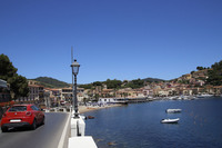 エルバ島で。島内の東側、ポルト・アッズーロは、湾に面した人口約3600人の村である。