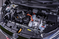 発電用のHR12DE型1.2リッター直3エンジンとモーターで構成される電動パワートレイン「e-POWER」。モーターのパフォーマンスはベースとなった「ノート オーラ」と共通で、最高出力136PS、最大トルク300N・mを発生する。