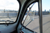 サイドウィンドウには懐かしの三角窓を装備。冷房はないが、これを開けて走っていれば十分に快適である。