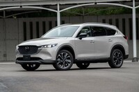 家族そろってのレジャーを想定した特別仕様車「グランドジャーニー」はAWDのみの設定。バンパーのセンターはシルバーに、グリルはガンメタリックにペイントされる。