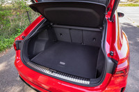 「RS Q3スポーツバック」の荷室容量は、5人乗車の通常使用時で530リッター。後席を折りたためば、最大で1400リッターにまで拡大できる。SUVフォルムの「RS Q3」も同じ荷室容量となっている。