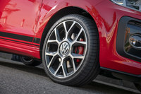 ブラック塗装と切削加工の組み合わせが目を引く、ツートンカラーのアルミホイール。組み合わされるタイヤサイズは195/40R17となっている。