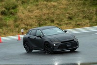 4輪操舵は全モデルに標準装備で、セッティングは「スポーツ」専用。タイトなコーナーでもリアから回り込むようなコーナリングができた。