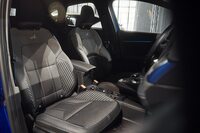 シートは上質。ただし、走らせてみると、サイドのサポートがやや不足しているように思われる。