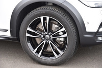 タイヤサイズは235/50R19。ミシュランの「ラティチュードスポーツ3」が装着されていた。