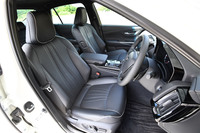 ディンプル加工が施された本革仕立てのシート。写真はスポーティーな上級グレード「RSアドバンス」のもの。