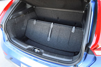 荷室のフロアボードは折り畳み式。適切な角度に固定し、積載する荷物を安定させることができる。