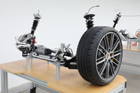 試乗会場に展示されていた「ターボS Eハイブリッド」の足まわり。同グレードでは、トルクベクタリング機能やリアディファレンシャルロック付きのロール安定化システム、減衰力可変機能付きのエアサスペンション、セラミックコンポジットブレーキなどが標準装備となる。