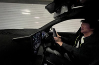 「B3 GT」で首都高に乗り入れて、まずはジョイントの乗り越え時の収束具合を確かめる。確かにコントロールしやすく乗り心地はいいが、首都高の速度域ではアルピナの本領が発揮できないとも感じた。